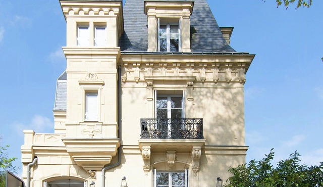 Historic manor with private garden in Chatou