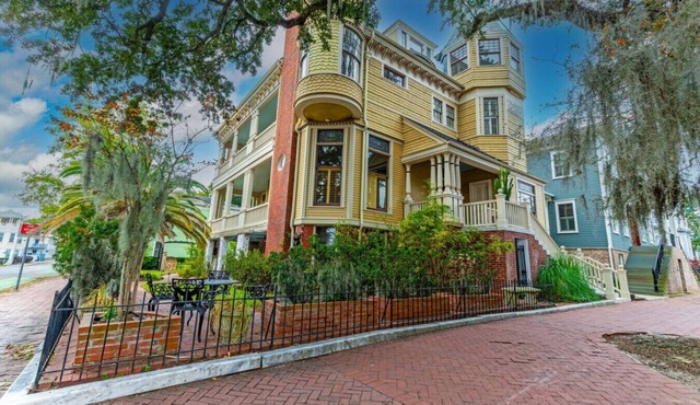 Historic Mansion 2 blocks off Forsyth Park, Walkable thru Historic District