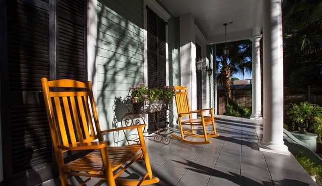 Historic mansion close to FQ with large courtyard