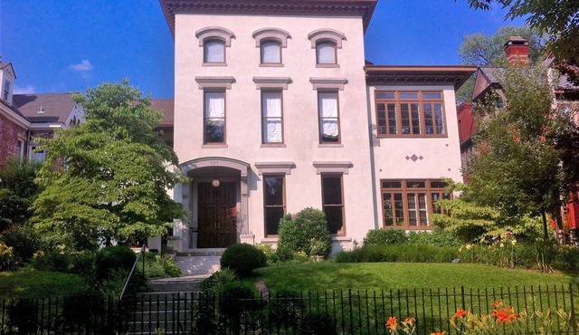 Historic Mansion-Modern Amenities, Sauna, Fire Pit, Hot Tub, Deck, Walk to Dine