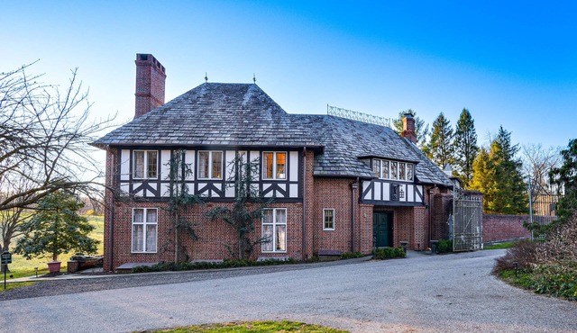 Historic Maryland Gatehouse: Pool Access & Balcony