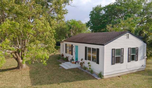 Historic Maximalist Bungalow in Downtown Sanford with office