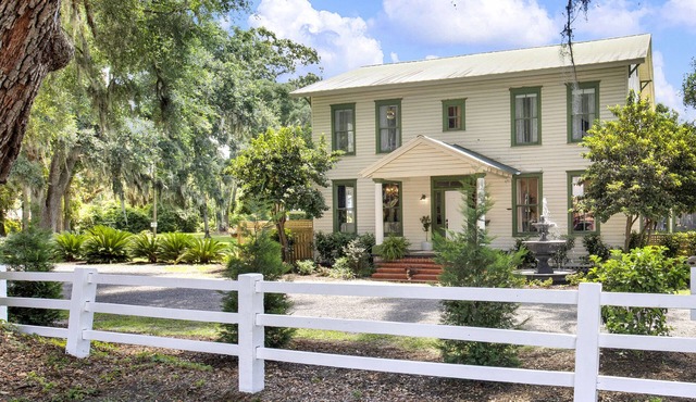 Historic McIntosh Manor