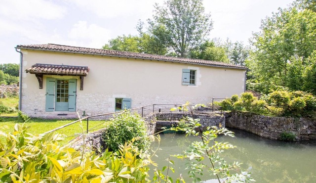 Historic mill in Périgord with private garden, pets allowed