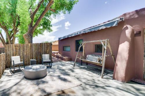 Historic Millicent Rogers Guest House with Hot Tub