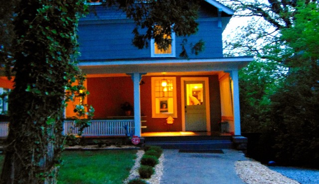 Historic Montford house - Walk to downtown Sleeps 8