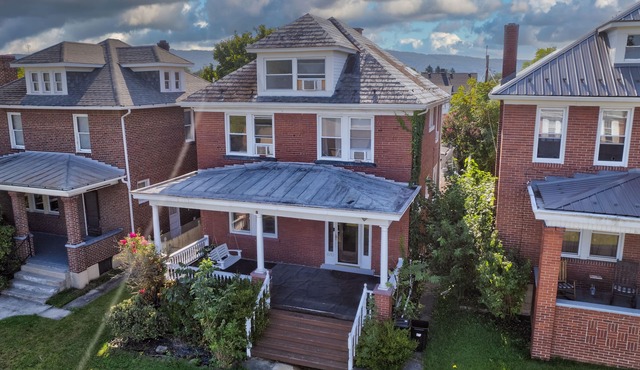 Historic Mountain Retreat: Breathtaking views, pet friendly, trampoline/playroom