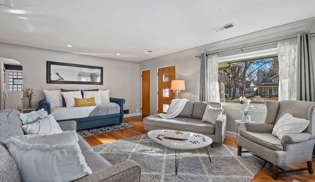 Historic Mountain Ave Bungalow – Walk Everywhere!