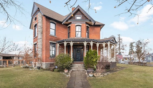 Historic Muzzy Mansion near downtown Spokane. Great for business & personal use.