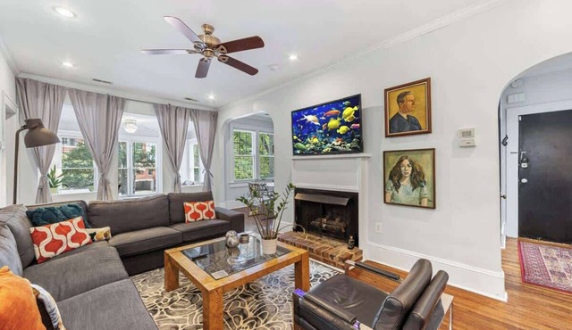 Historic Myers Park 2BR Apartment · Private Sunroom & Free Parking · near Uptown