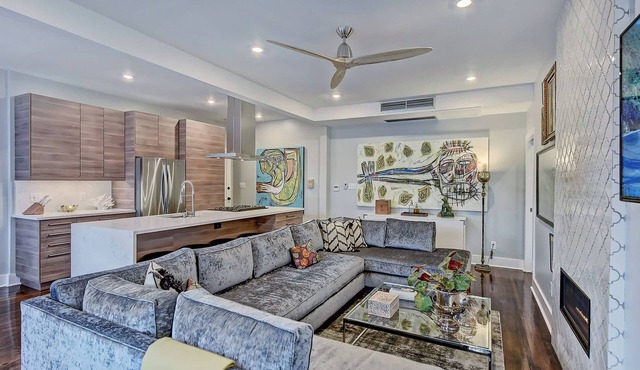 Historic Myers Park 2BR Apartment · Sunroom, Balcony & Free Parking Near Uptown