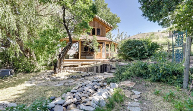 Historic Nature Lovers Cabin on Farm in Paonia!