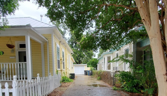 Historic Neighborhood Guest House Close to Great Restaurants, Bars and Downtown
