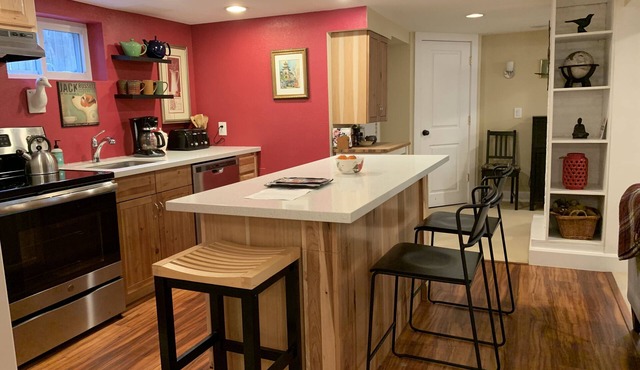 Historic Neighborhood Suite — Moda & Convention Center close