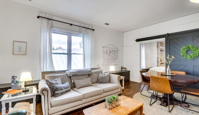Historic New Market Retreat Walkable Location!