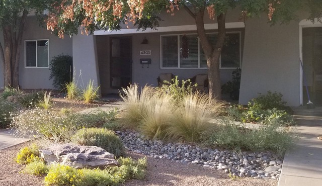 Historic Nob Hill home with cozy covered deck and close to Route 66.