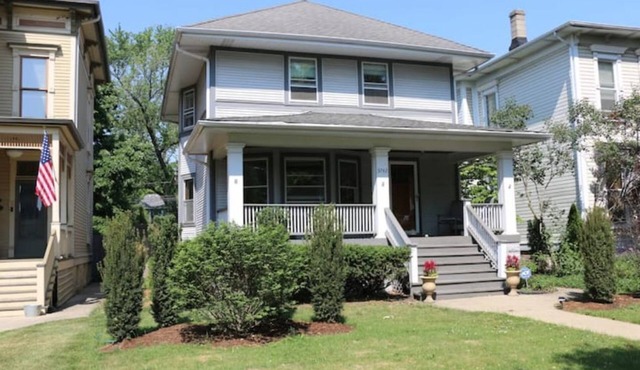 Historic North Side house w/hot tub, public transit hub near downtown & Wrigley