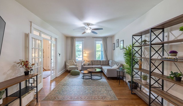 Historic NW DC Rowhome + Hot Tub 5 bed/3.5 bath