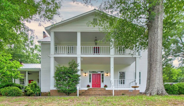 Historic Oakland House -Beautifully Restored 1820s Farmhouse 4 Beds with Pool