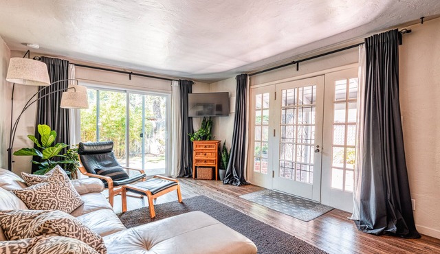 Historic Oaks Hideaway-Great Location w/ Yard