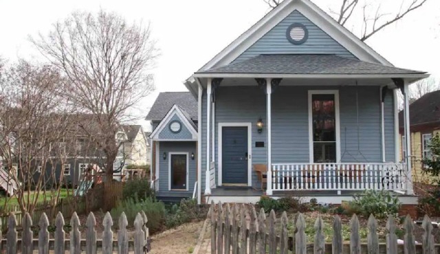 Historic Oakwood Old Schoolhouse, walk downtown!
