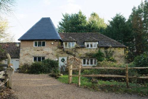 Historic Oast House I Sleeps 12 I Huge Garden Perfect for Families