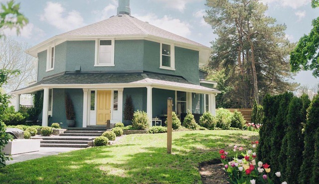 Historic Octagon House! Pet Friendly. Heart of Picton. 5 bedrooms/5.5 bathrooms