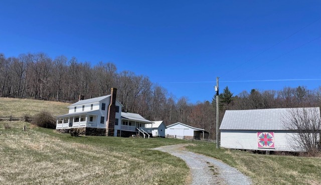 Historic Old Farmhouse and Angus Cattle. Family and Pet Friendly!