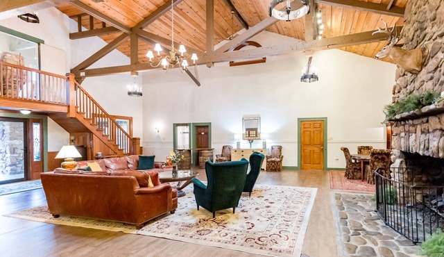Historic Old Massanutten Lodge. Hot Tub! close to JMU and Massanutten Resort!