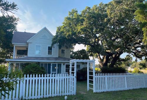 Historic Old Oak Cottage-Great water views!