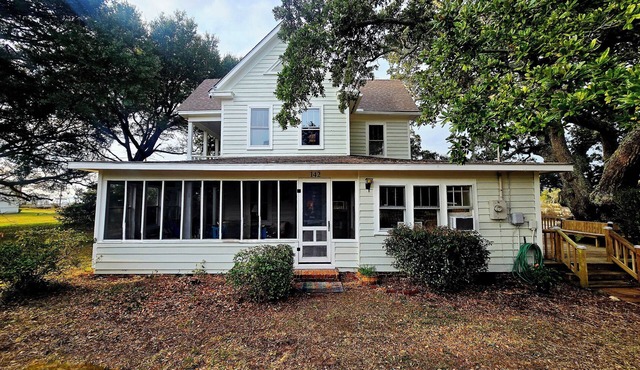 Historic Old Oak Cottage-Great water views!