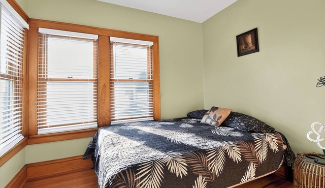 Historic Omaha Manor DT Near Zoo + Pool Table