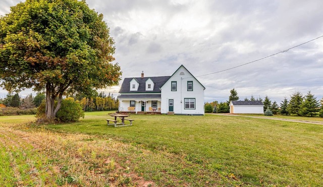 Historic PEI Cottage with Modern Comforts, Riverside Views & Family-Friendly Fun