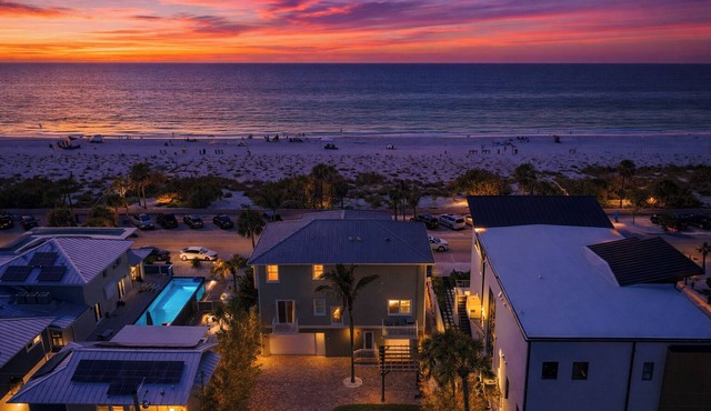 Historic Pass a grille Beachfront Balcony Gulf Views, 4Bd, 3Ba, Wi-Fi SL10
