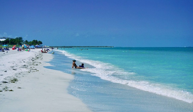 Historic Pass-A-Grille Gulf Way Beachfront Wi-Fi