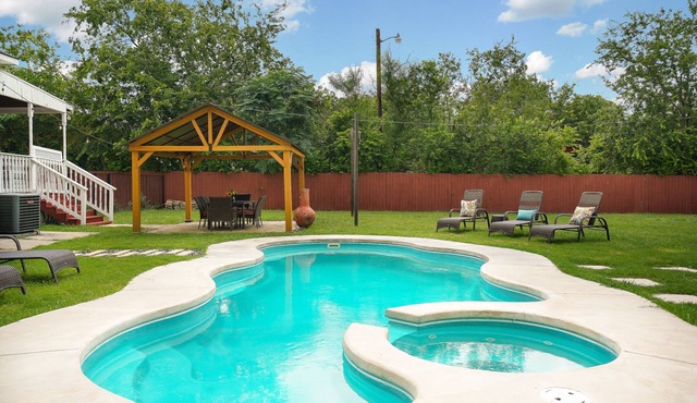 Historic Pearl Brewery home with Pool and Hot Tub
