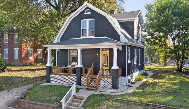Historic Pet Friendly Home—Fast WiFi—King Beds