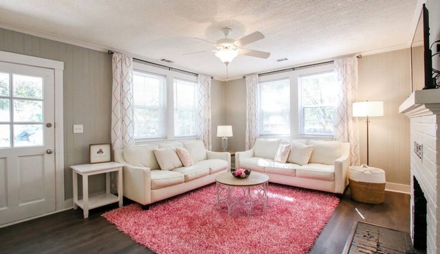 Historic Pink Door Cottage near Savannah + Pets