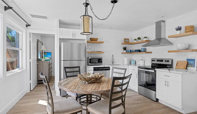Historic PO Cottage Garden Suite Steps to Beach - Casual Lux Décor - Jensen's "On the Gulf" 6