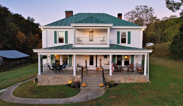 Historic Pre-Civil War Log Farmhouse in the Country with Creek access