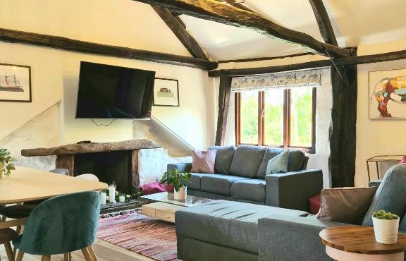 Historic Property with Stunning Views (Walk to the pub)