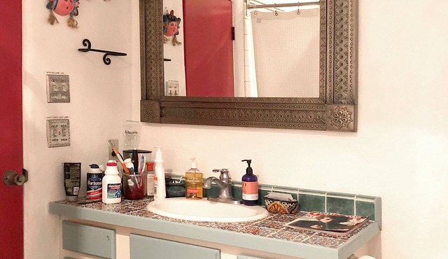 Historic, quaint 1-bedroom casita with WiFi
