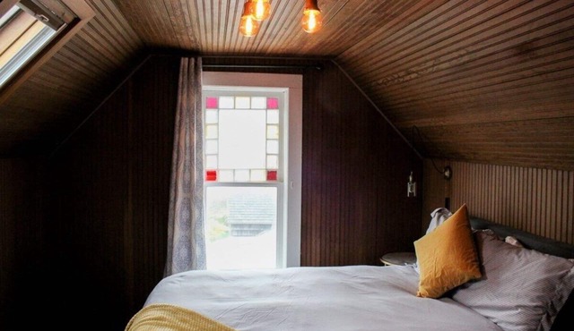 Historic Queen with Clawfoot Tub at Shelburne Hotel