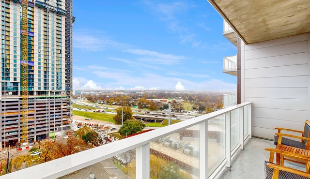 Historic Rainey St. condo with skyline views - rooftop pool & gym