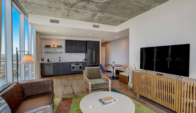 Historic Rainey Street condo w/balcony, rooftop pool, fitness center - dog ok
