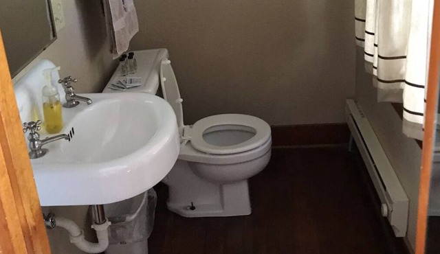 Historic Ranger Station Office @ 7N Ranch, mountain views, sleeps 6!