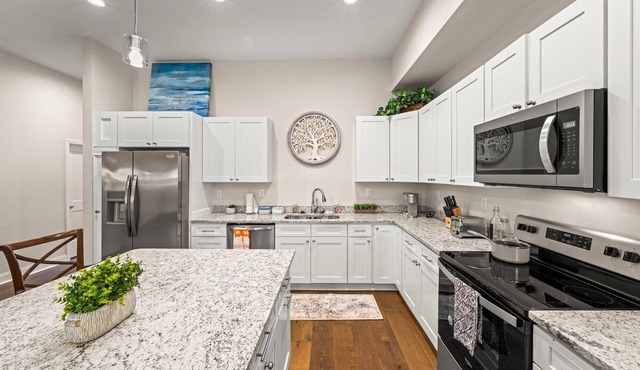 Historic Renovated 4-BD Townhome - City Side