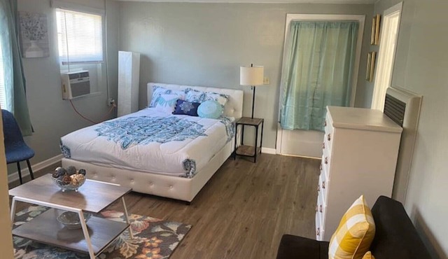 Historic Renovated Studio Apt w kitchen 2ndFl