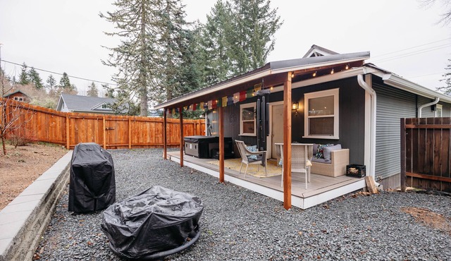 Historic Retreat with Hot Tub and Firepit at Entrance of Mt. Rainier