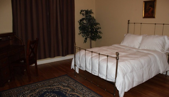 HISTORIC-REUNIONS,WEDDINGS,CORP-only 3 miles 2 DT, 4 Bedrooms 2 baths, sleeps 14